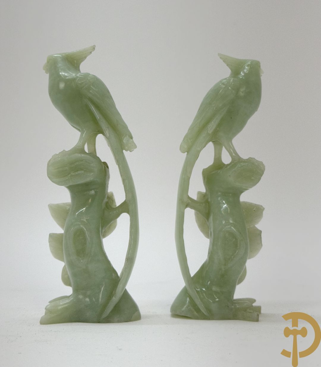 Vier Chinese handgesculpteerde vogels in jadeiet met bloemendecoratie