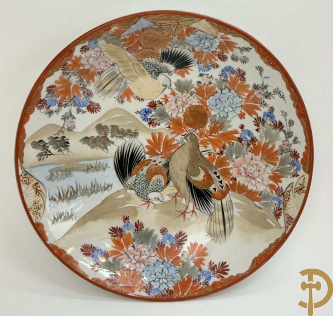 Vijf Chinese porseleinen bordjes met bloemendecor + 3 Japanse bordjes