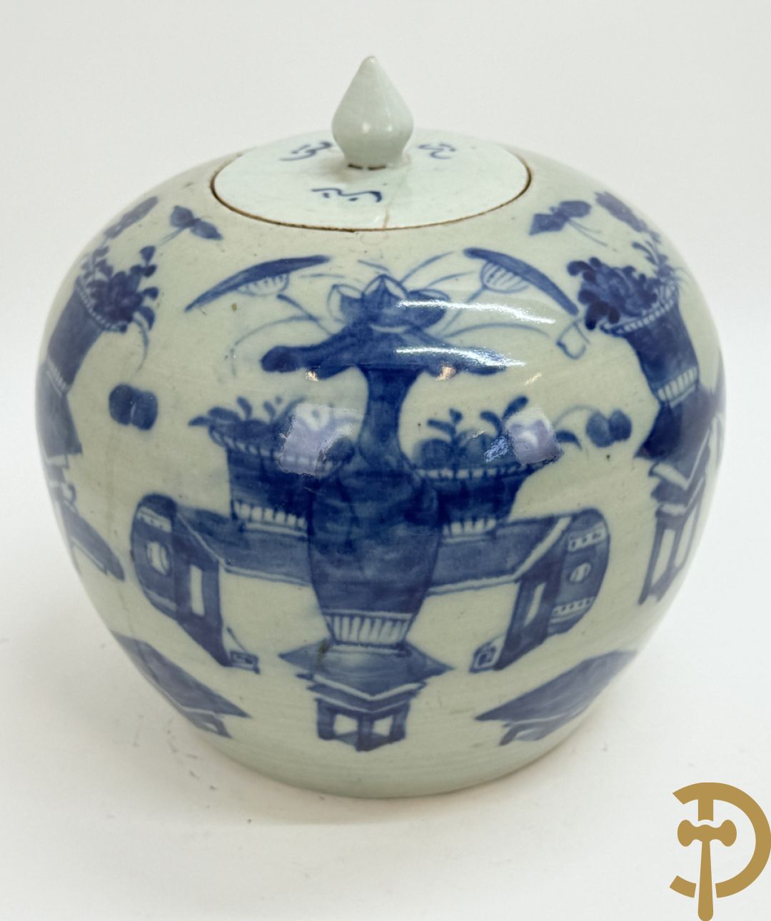 Twee Chinese porseleinen celadonvazen met blauw wit bloemen en vogeldecor + cachepot met vazendecor
