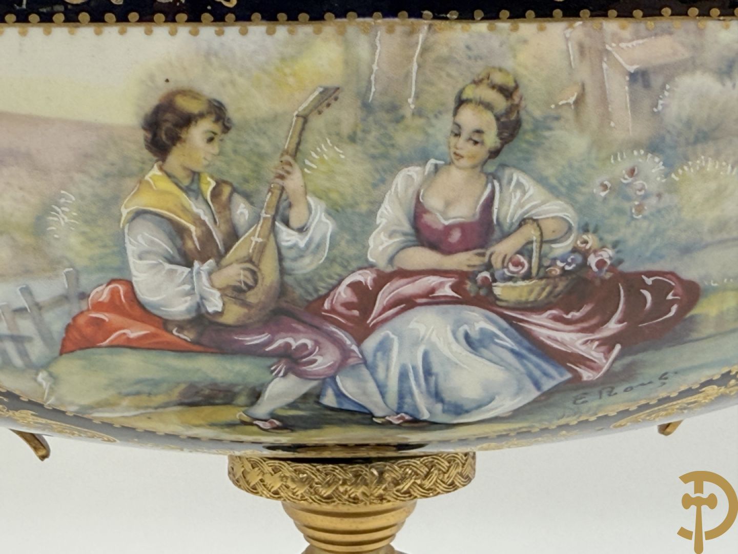 Coupe in kobaltblauw porselein met romantische geanimeerde scène, Rons E. getekend, Limoges France