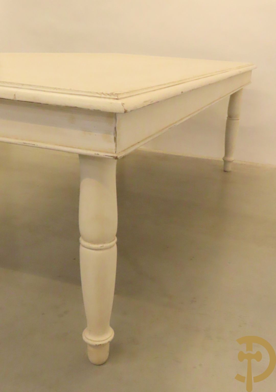 Wit geceruseerde rechthoekige tafel op ballusterpoten + 6 wit gecapitoneerde armstoelen