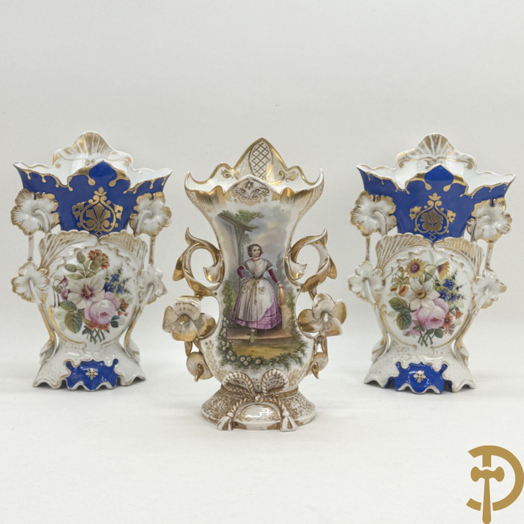 Paar Vieux Paris cornetvazen met handbeschilderd bloemendecor + Vieux Paris cornetvaas met decor van elegante dame