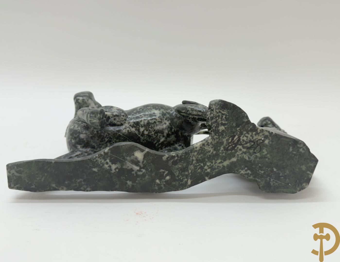 Sculptuur van 2 buffels in nefriet + Liggende buffel in nefriet + drakenfiguur in nefriet op houten sokkel