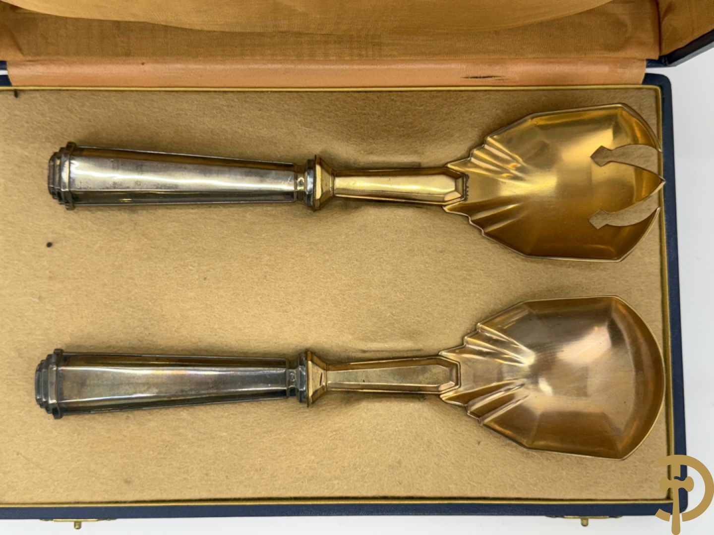 Wildbestek met zilveren handvaten en verguld lemmet bewerkt met gegraveerde bloemen + slacouvert met zilveren handvat en verguld schepgedeelte + slacouvert met zilveren heft en benen lepel