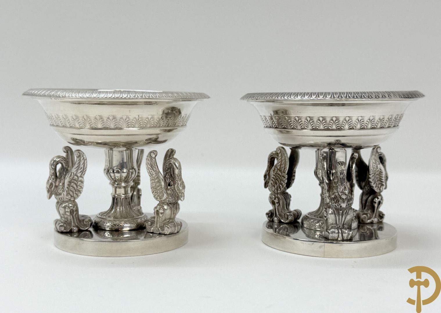 Paar massief zilveren specerijencoupes op pootjes gedragen door gestyleerde zwanen, Empire -Emanuel Caber - Milan 1812-1852