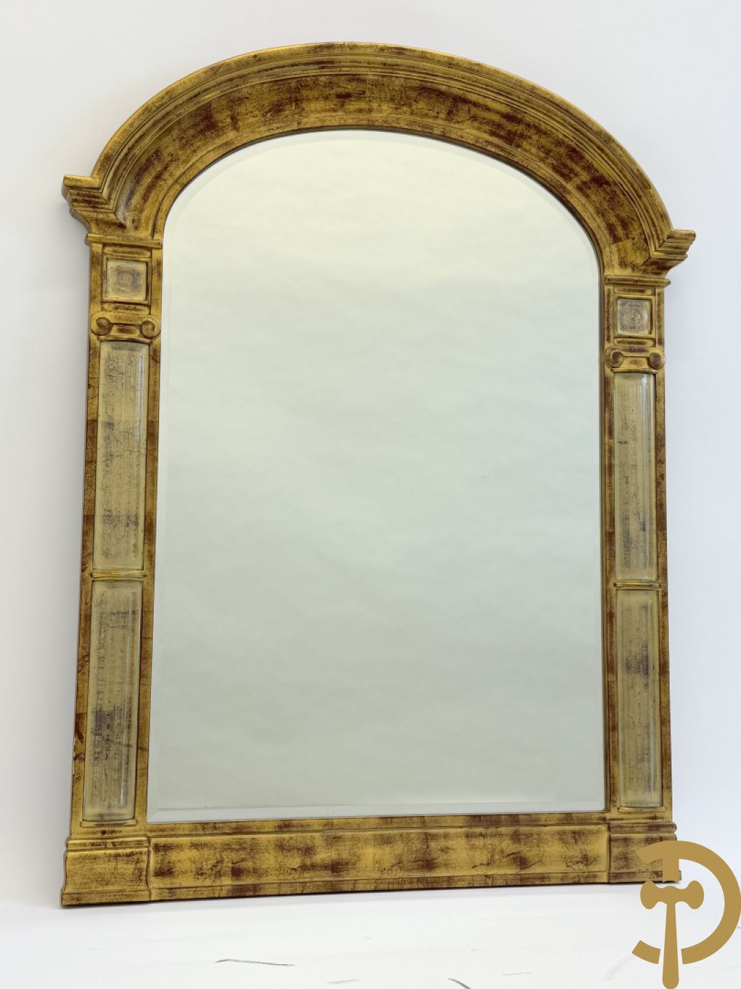 Vergulde boogvormige spiegel met zijdelings ionische zuilen, Deknudt, Vintage, jaren 