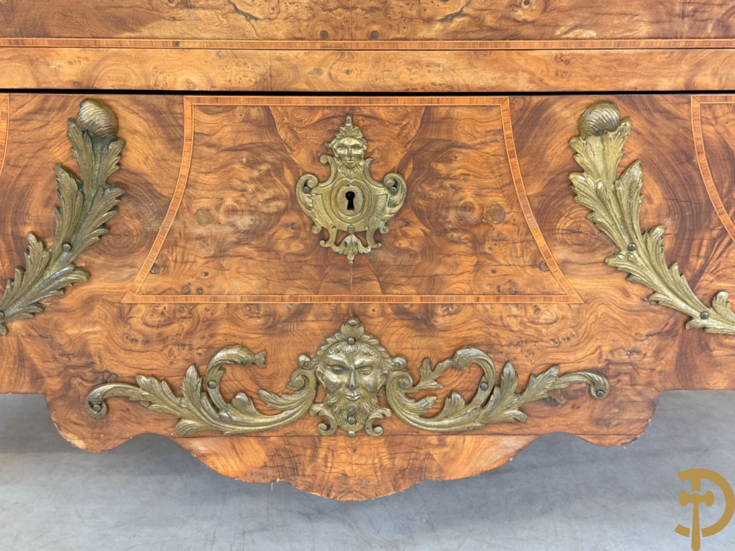 Wortelnotehouten drieladencommode met bronsbeslag van mazarinkoppen en accanthusranken, bovenaan met rood geaderd marmeren blad