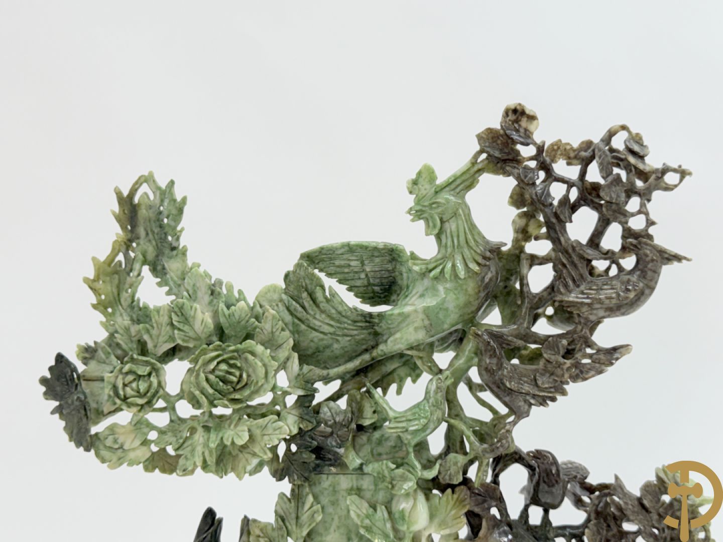 Chinese handgesculpteerde sculptuur in speksteen met amfoor, bloemen en vegelmotieven (tweedelig)