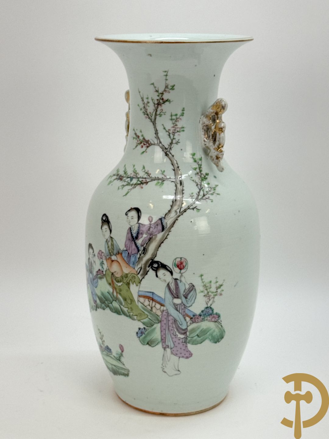 Chinese porseleinen vaas met decor van dames in landschap