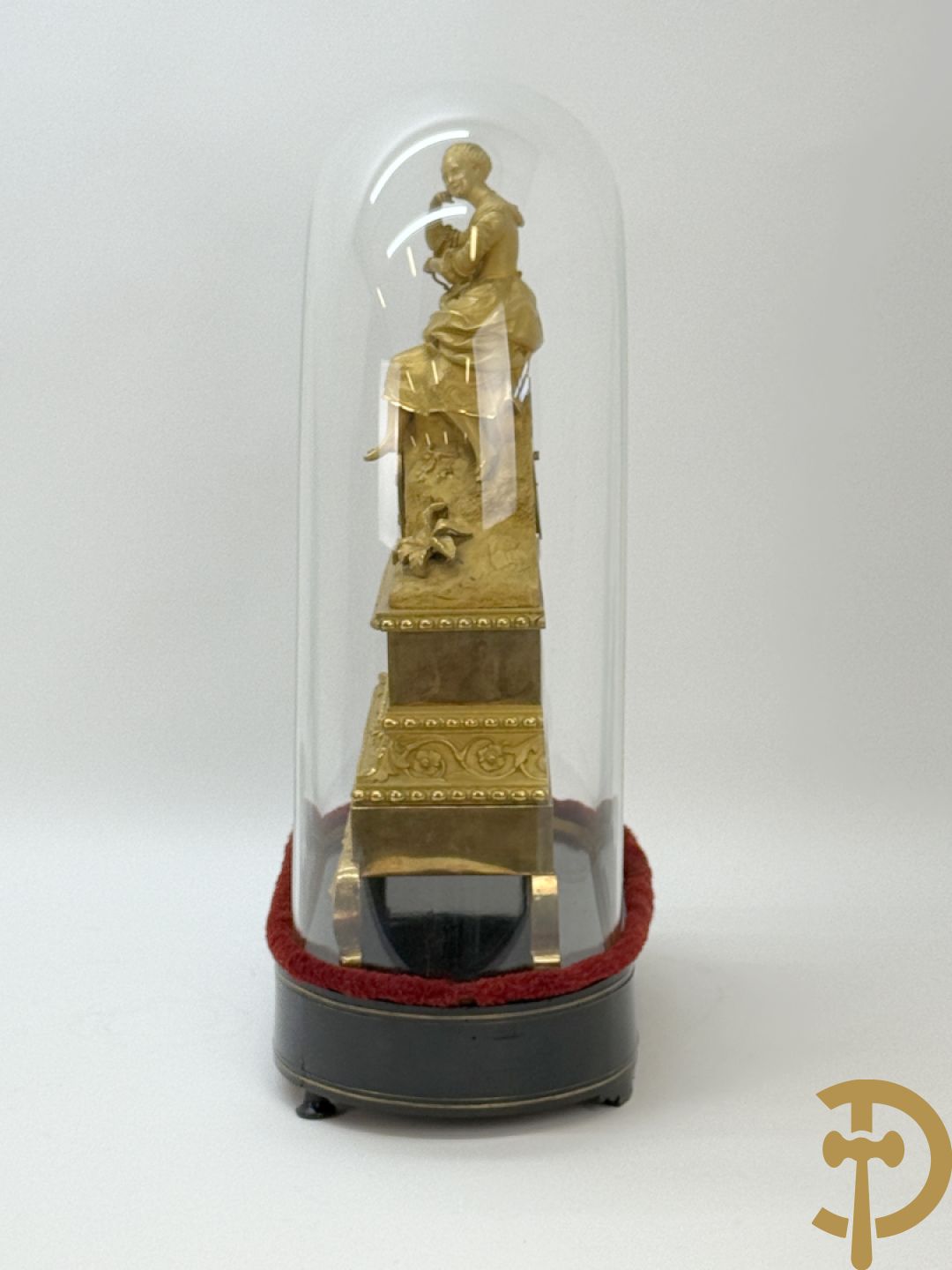 Vergulde bronzen pendule met dame onder globe, Boursier Elève de Lepaute à Paris getekend