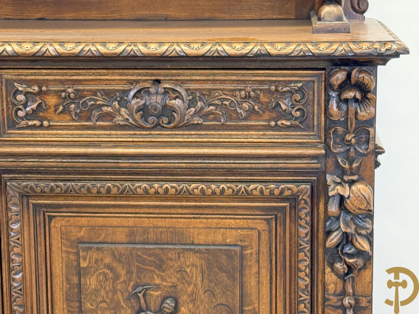 Massief eiken Neo Renaissance vaiselier met sculptuur van fruit en accanthusranken, 19e