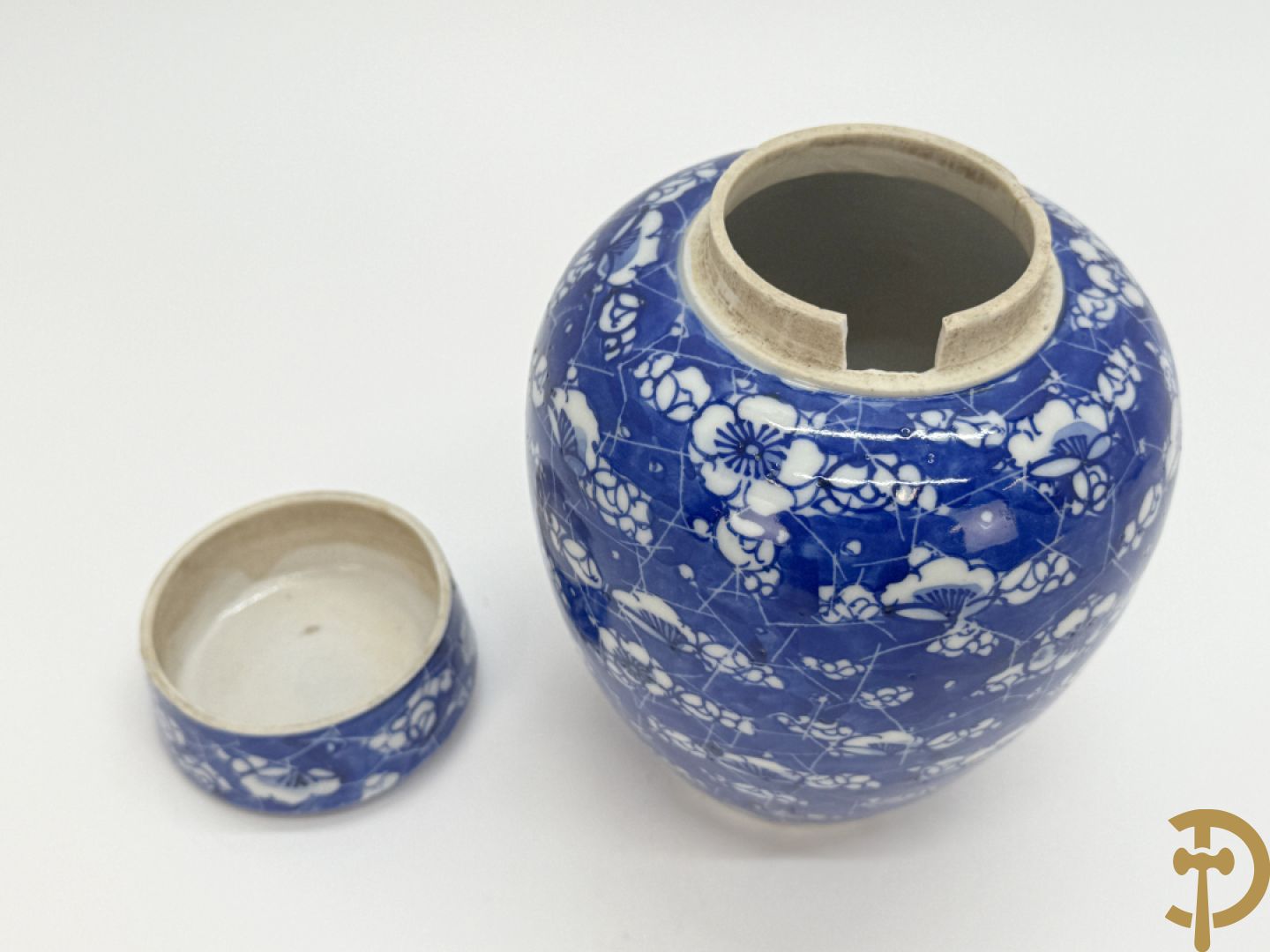 Paar Chinese porseleinen dekselvazen met bloemen- en  hanendecor + Chinese blauw/witte porseleinen gemberpot