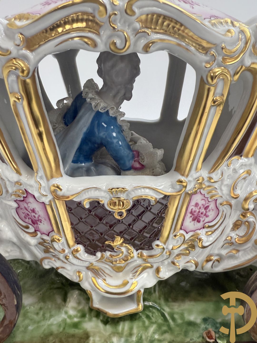 Porseleinen sierstuk koets met edeldame getrokken door 2 paarden, onderaan gemerkt Sax
