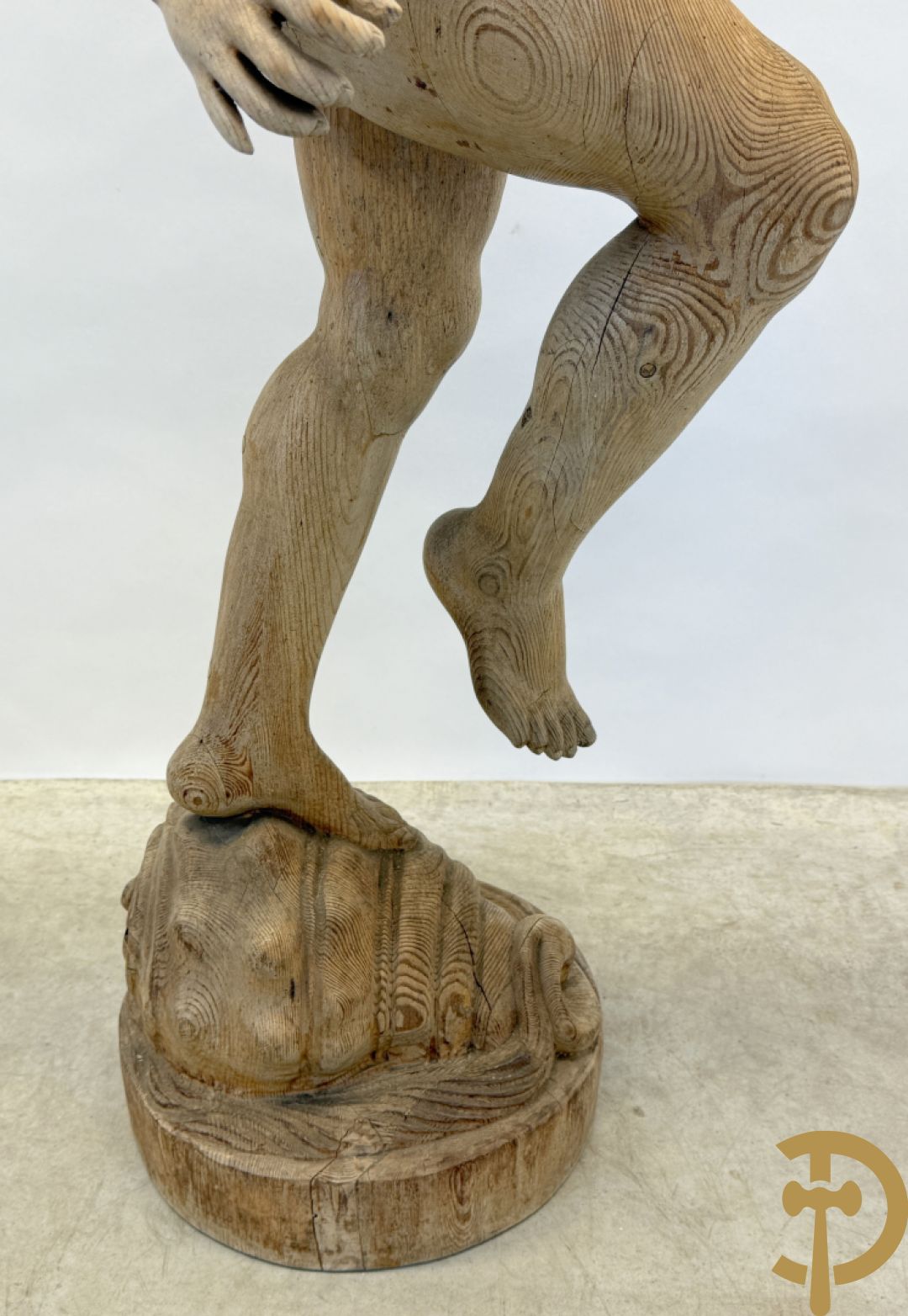 Houtgesculpteerde fluitspelende cupido staande op schelp