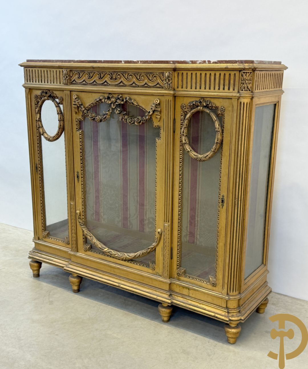 Vergulde Louis XVI vitrine met 3 deuren, cannelures en guirlandes - bovenaan met marmeren blad