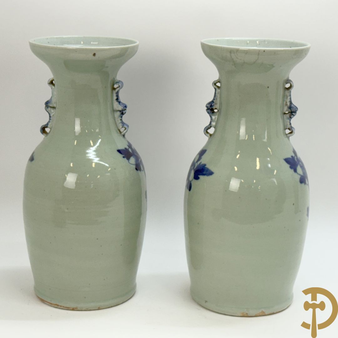 Paar Chinese porseleinen blauw/wit vazen met bloemendecor