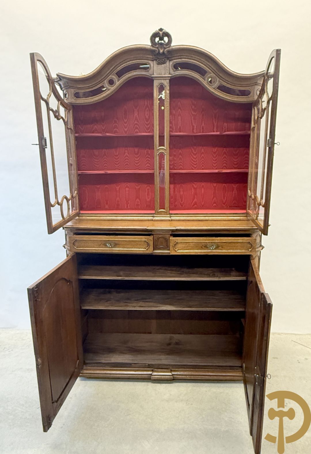 Massief eiken Luikse vitrinekast, boven met 2 beglaasde deuren en gebogen kop, Louis XV stijl, 18e