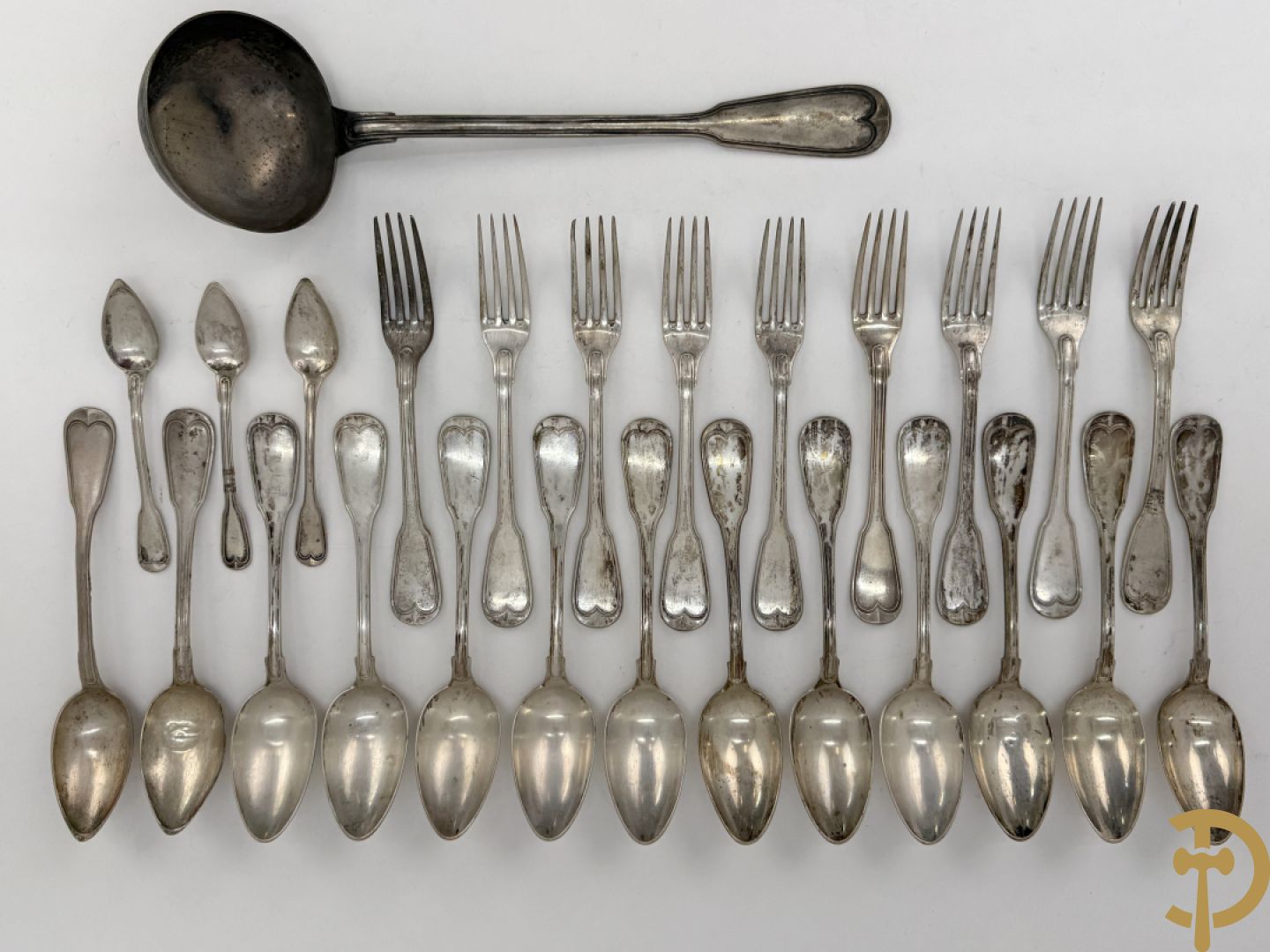 Massief zilveren bestek Louis Philippe model met initialen bestaande uit 13 soeplepels (853 gram), 9 vorken (657 gram), 3 dessertlepels (59 gram) en 1 pollepel (221 gram)