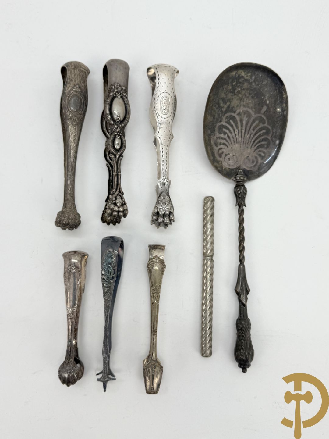 Drie massief zilveren suikertangen + 3 verzilverde suikertangen + lepel met Neo Renaissance motieven + mesje in houder