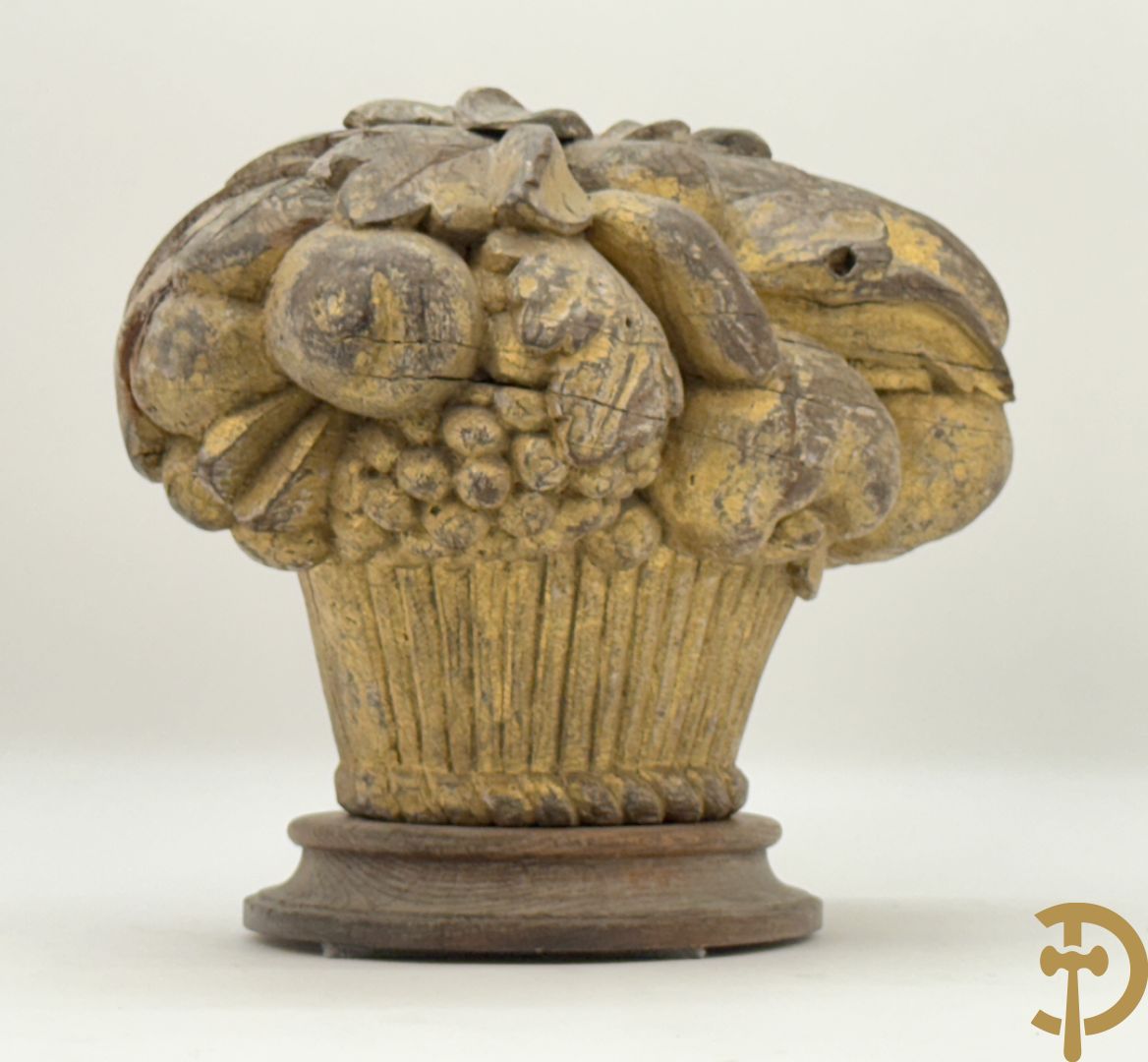Gesculpteerd houten ornament van bloemen in korf