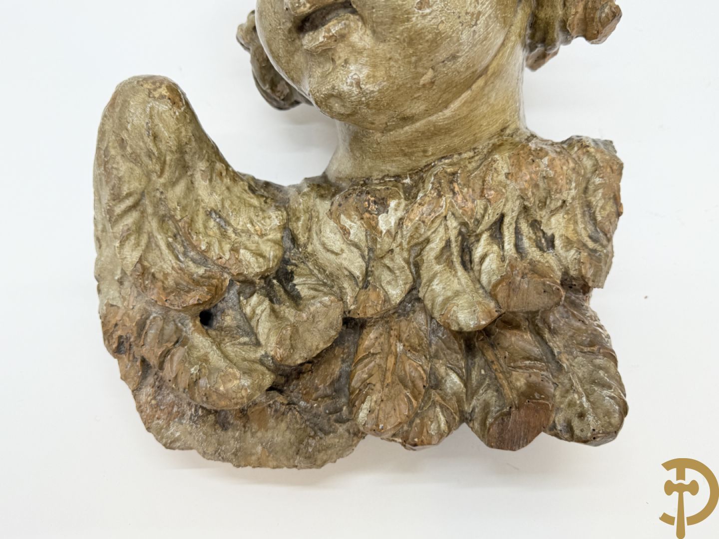 Houtsculptuur van gepolychromeerd engelenhoofd + engelenhoofd + sculptuur van accanthusrank