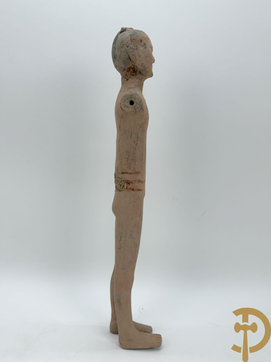 Terra cotta figuur van een Chinese staande man, Han dynastie, tussen 202 voor Christus en 240 na Christus, grafvondst uit Xian bij aanleg van de luchthaven