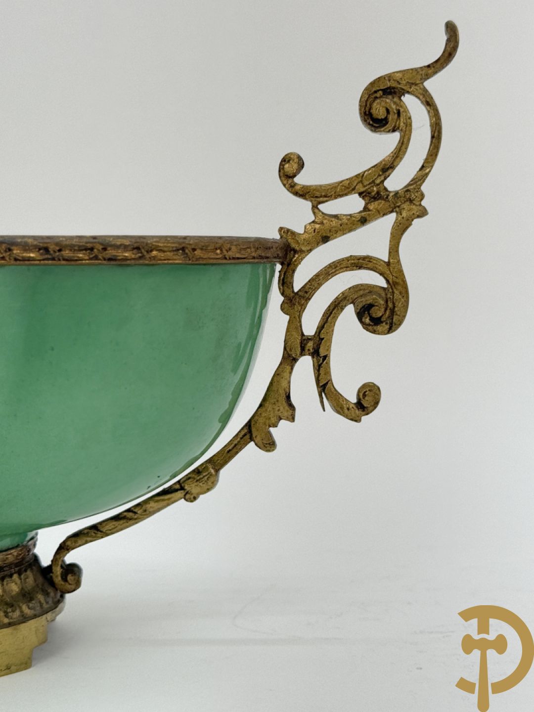 Sèvres cachepot met dubbel decor van handbeschilderde romantische dames en bloemendecor + cachepot in Frans porselein met bloemendecor gevat in bronzen houder + Limoges medici vaas met zwanehalzen