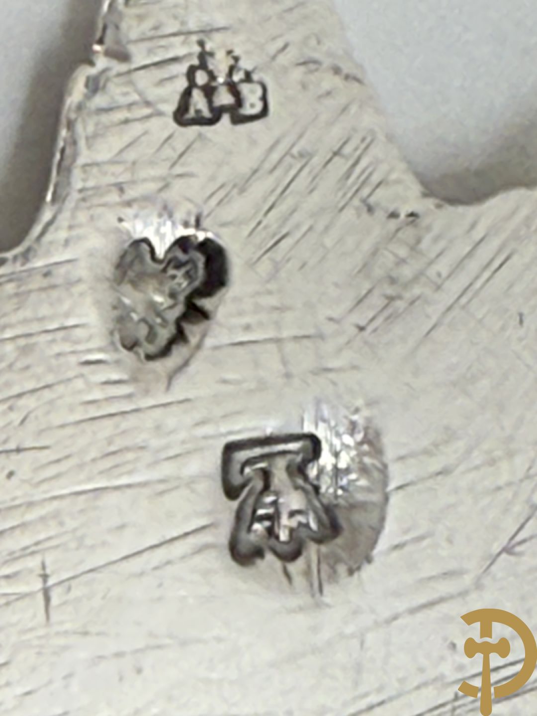 Massief zilveren schaal met handvaten in schelpvorm , Parijs 1752-1753, zilversmid Antoine Bailly, het meesterteken is aangebracht op beide handvaten en middenstuk, met décharge stempel paardenhoofd