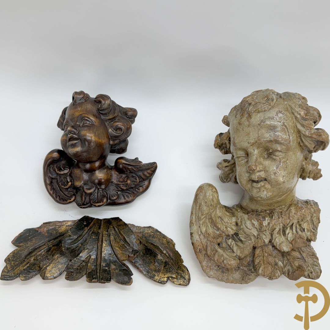 Houtsculptuur van gepolychromeerd engelenhoofd + engelenhoofd + sculptuur van accanthusrank