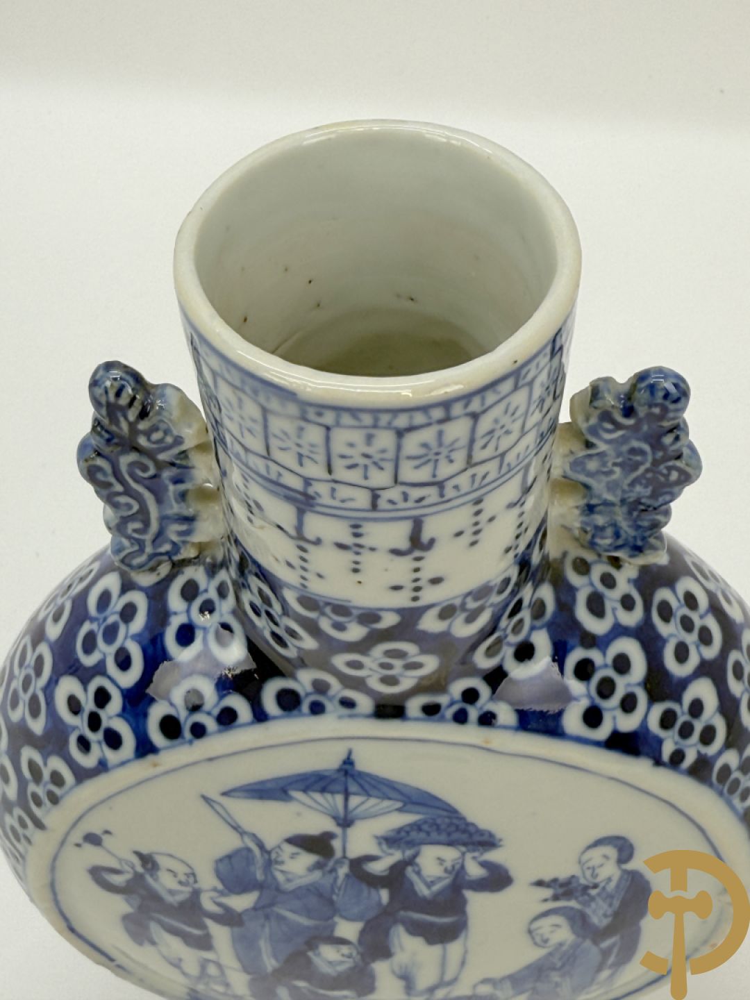 Chinese porseleinen maanvaas met geanimeerd decor