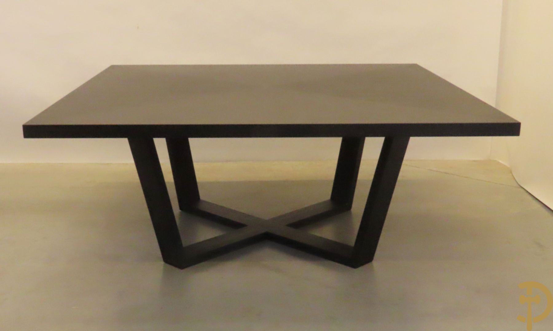 Grote moderne vierkante tafel met zwartgelakt ruitvormig fineer op kruisvormige voet, Maxalto uitgegeven door B & B Italia
