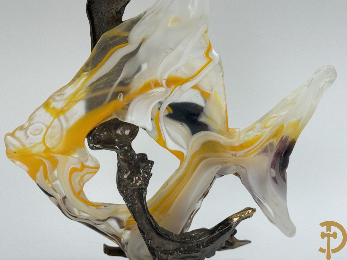 LOHE getekend - Surrealistische kopersculptuur met glas in de vorm van een vis