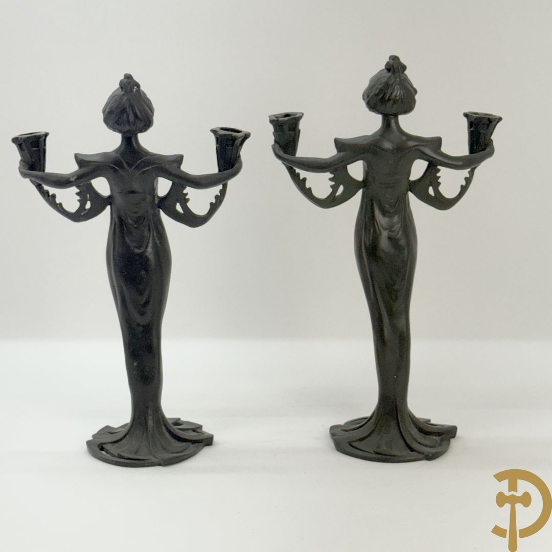 Paar bronzen beelden in de vorm van dames, houdende twee kandelaars