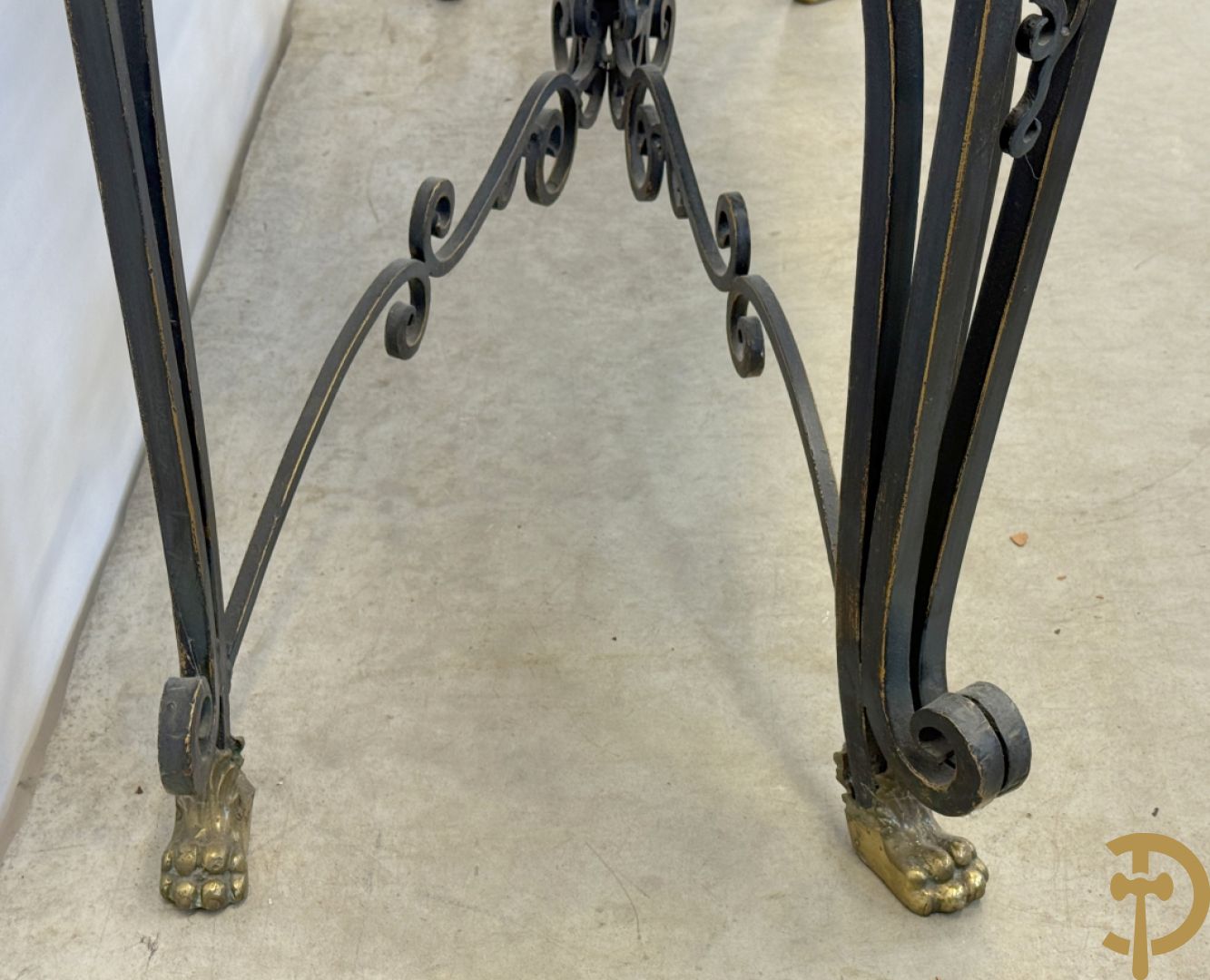Gepatineerde smeedijzeren wandconsole met marmeren blad met inleg, op voluutvormige poten