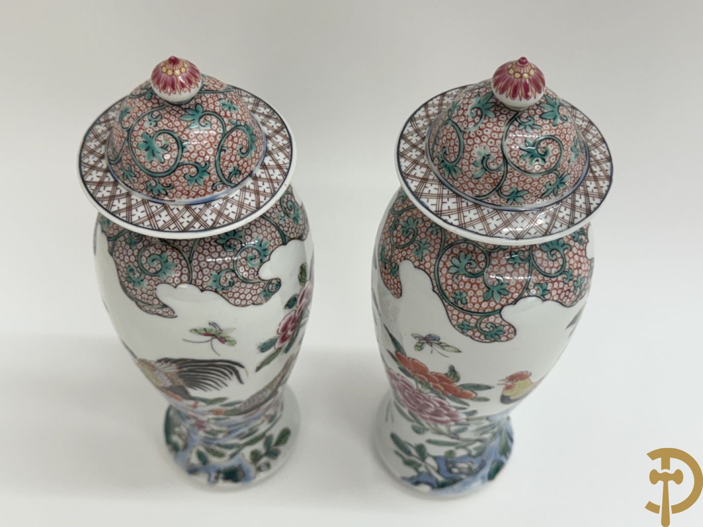 Paar Chinese porseleinen dekselvazen met bloemen- en  hanendecor + Chinese blauw/witte porseleinen gemberpot