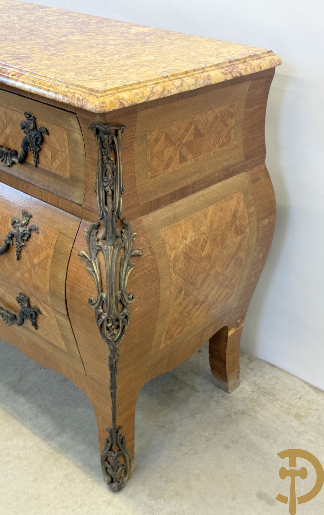 Notelaren gemarketteerde en gegalbeerde drieladencommode bezet met bronsbeslag en geaderd marmeren blad