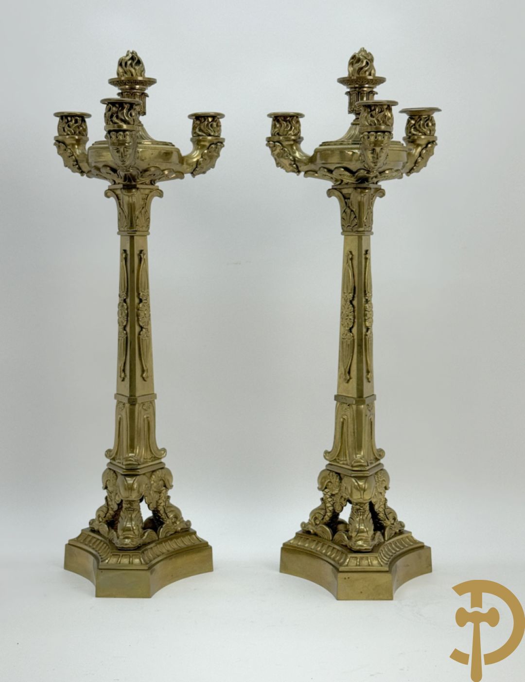 Paar bronzen 3-armige Empire kandelaars met flambeau bekroond