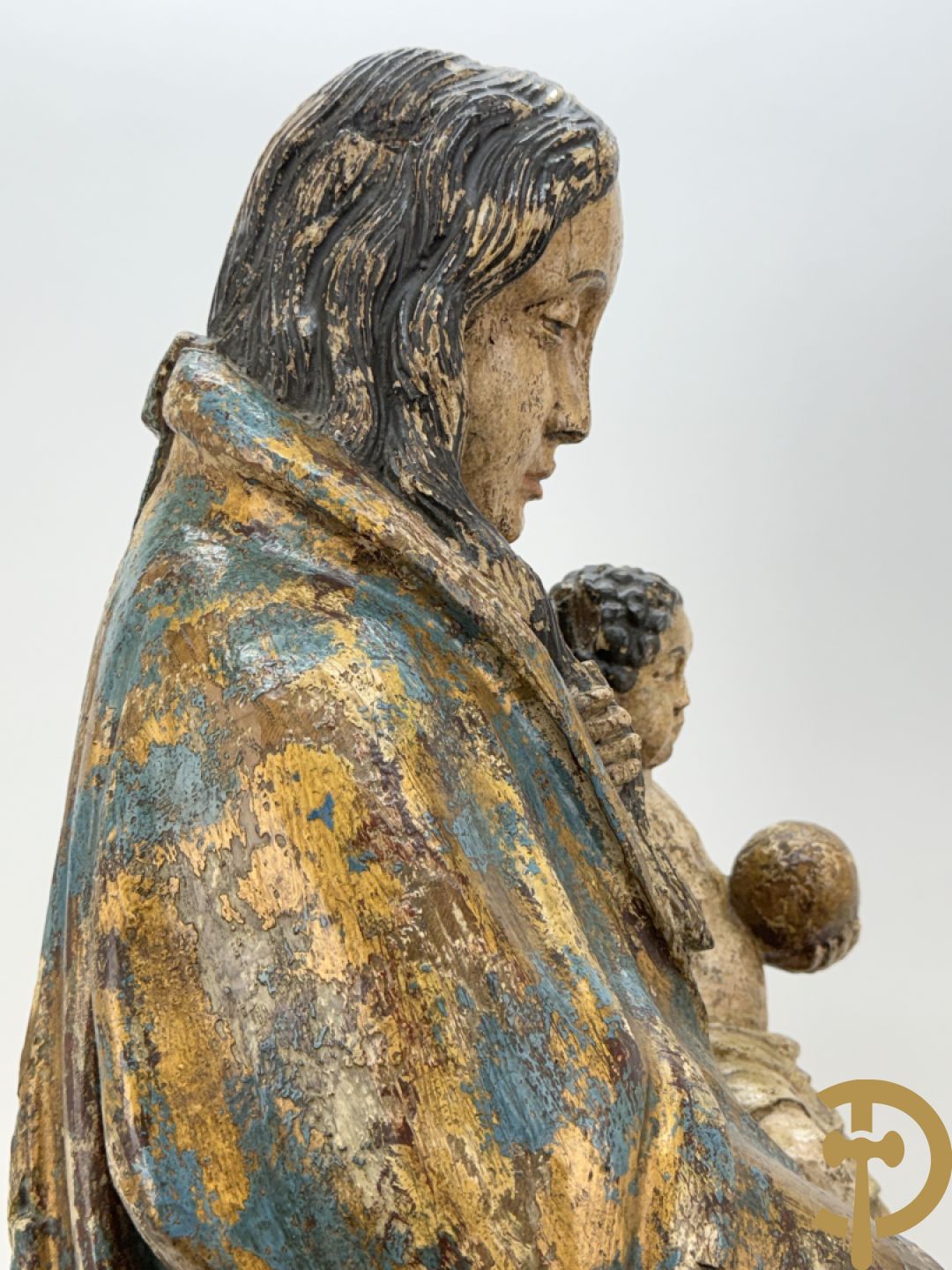 Houtsculptuur gepolychromeerde zittende Madonna met kind op de schoot, Zuid Europees