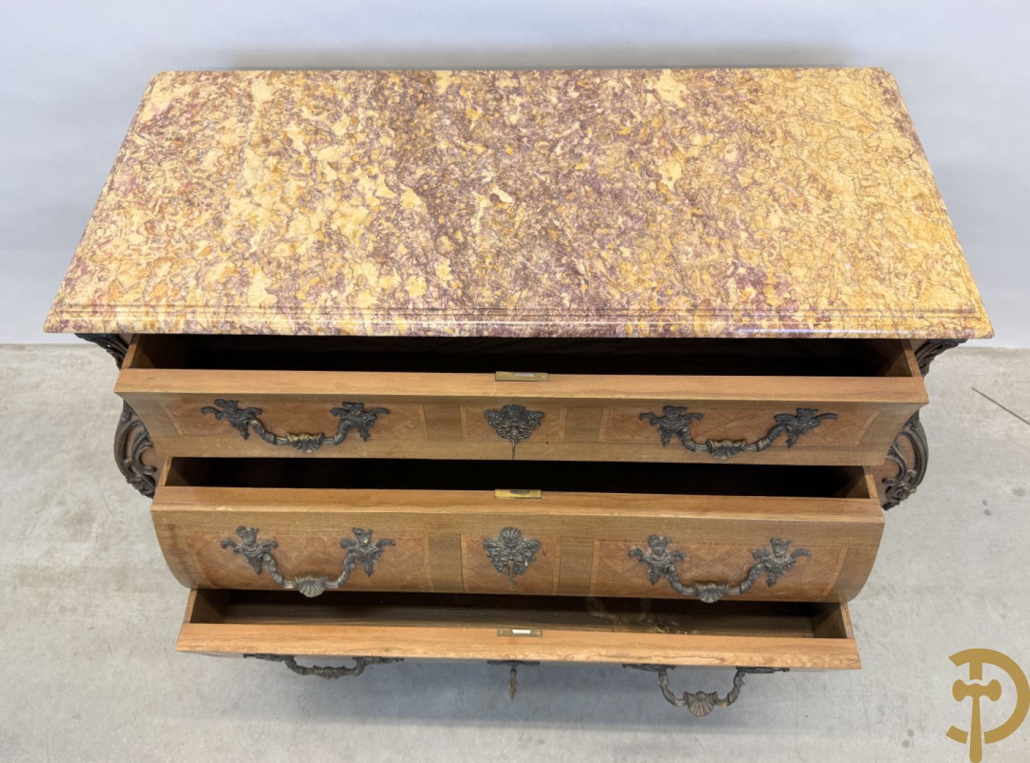 Notelaren gemarketteerde en gegalbeerde drieladencommode bezet met bronsbeslag en geaderd marmeren blad