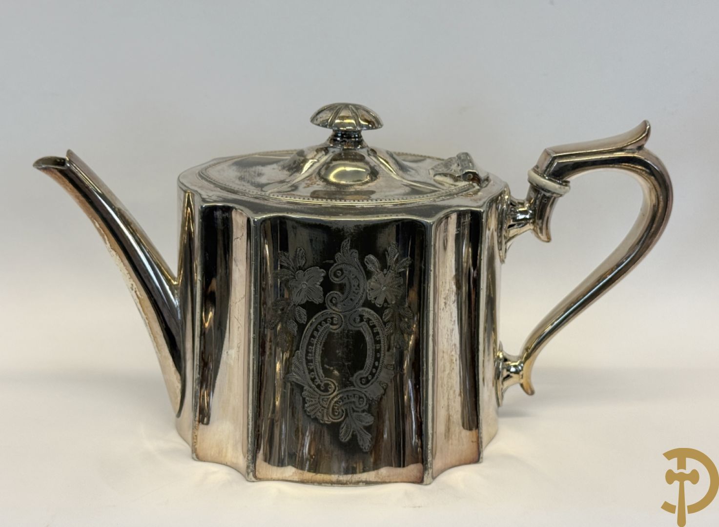 Vijf verzilverde theekannen, 2 verzilverde samovar en verzilverde suikerpot