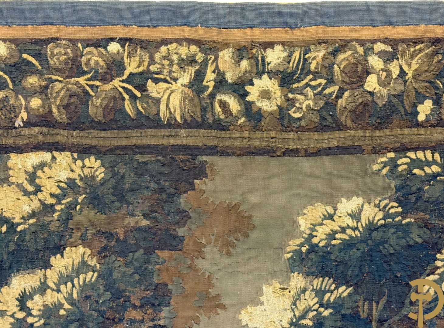 Fragment van wandtapijt met geanimeerde mythologische scène, omgeven door florale omranding, 18e