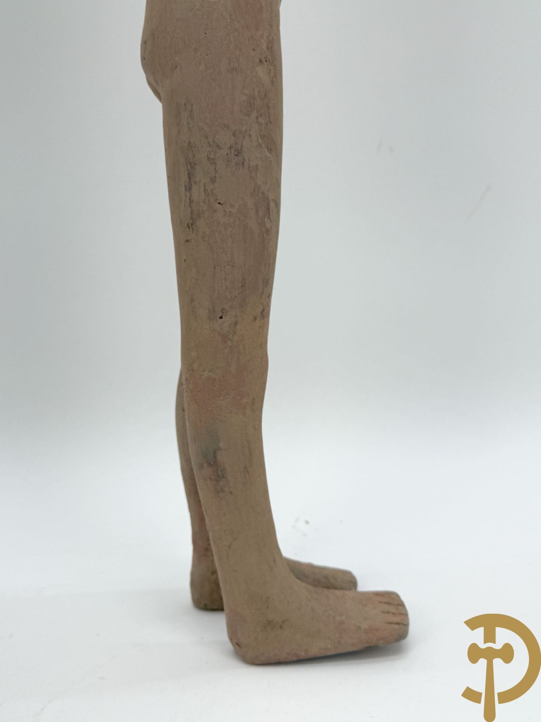 Terra cotta figuur van een Chinese staande man, Han dynastie, tussen 202 voor Christus en 240 na Christus, grafvondst uit Xian bij aanleg van de luchthaven