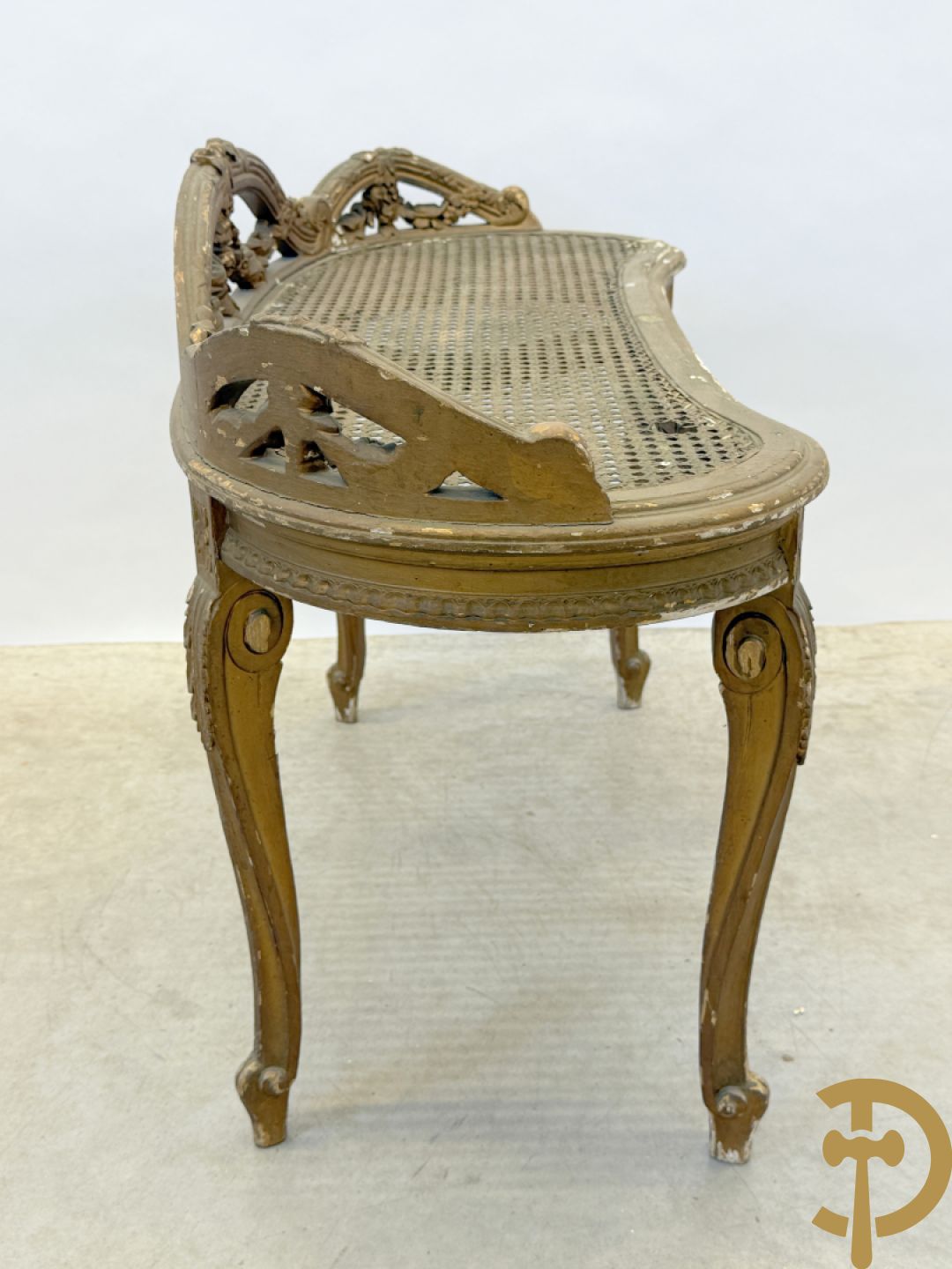 Vergulde Louis XVI banquette met bloemenguirlandes en canage