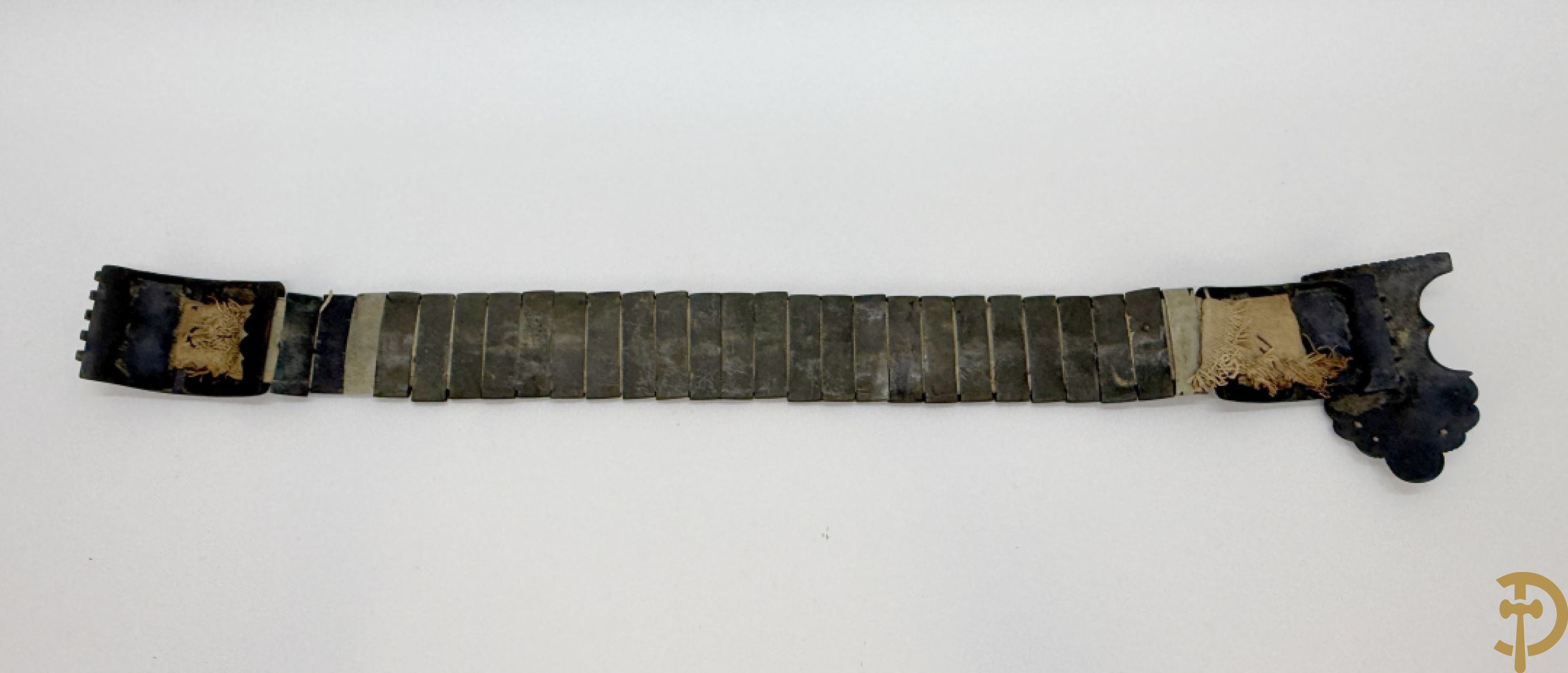 Gekleurde metalen riem met koperen lemmetten en bronzen sluiting