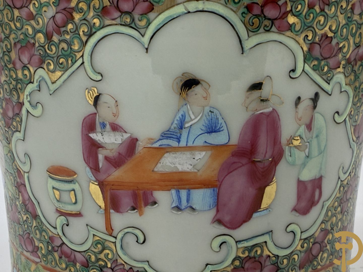 Paar Chinese porseleinen famille rose Kanton vazen met geanimeerd decor en zijdelings met fo honden