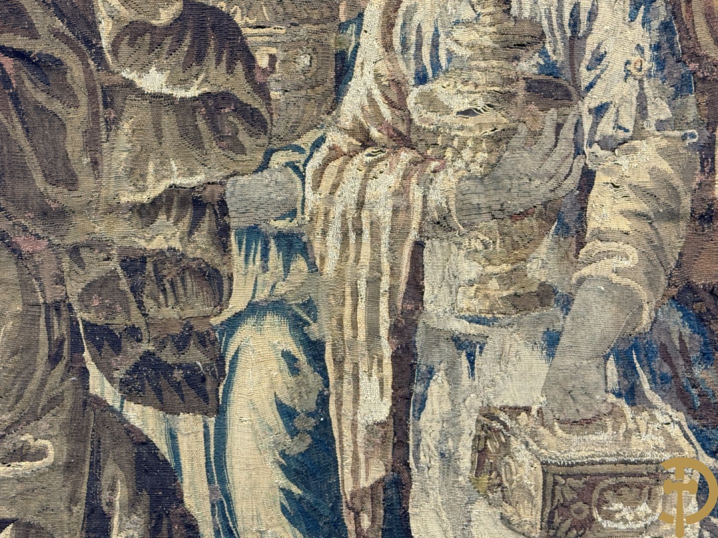 Fragment van wandtapijt met geanimeerde mythologische scène, omgeven door florale omranding, 18e