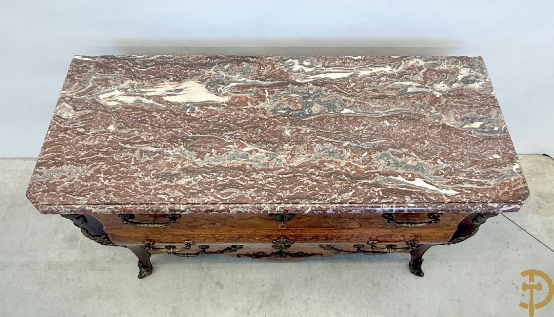 Wortelnotehouten drieladencommode met bronsbeslag van mazarinkoppen en accanthusranken, bovenaan met rood geaderd marmeren blad