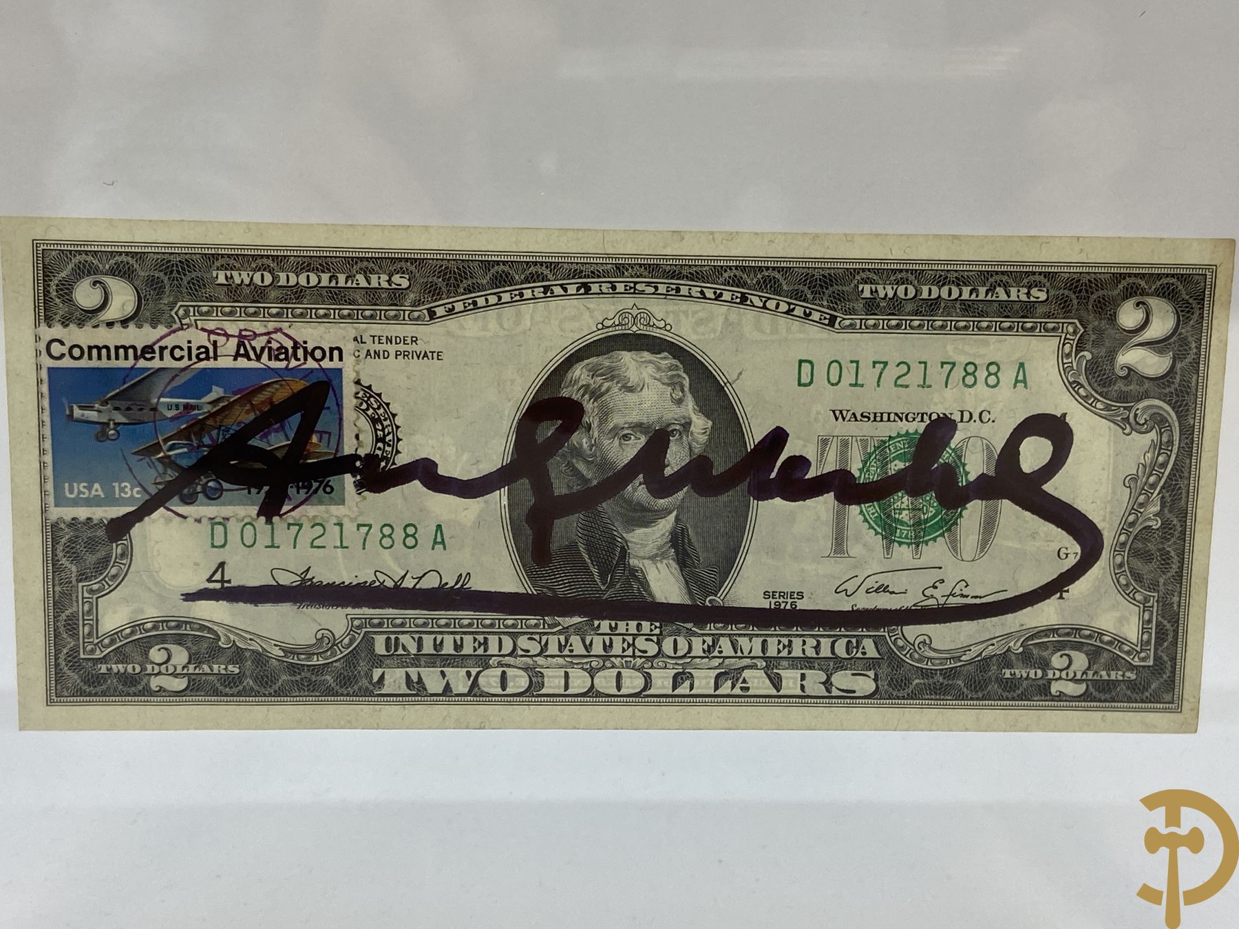 Warhol Andy getekend op Amerikaans 2 dollar biljet 
Serial number: D01721788A
Year: 1976 
Commemorative stamp for the 50th anniversary of commercial aviation (1926-1976)
Stamped by US mail dated April 13, 1976
Factory Warhol stamp on the back