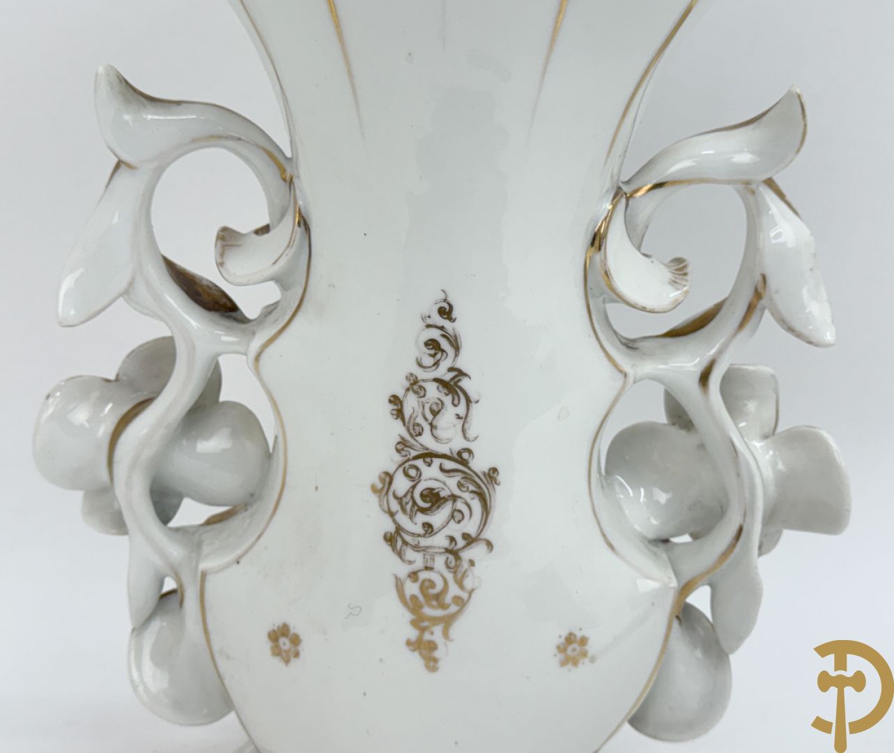 Paar Vieux Paris cornetvazen met handbeschilderd bloemendecor + Vieux Paris cornetvaas met decor van elegante dame