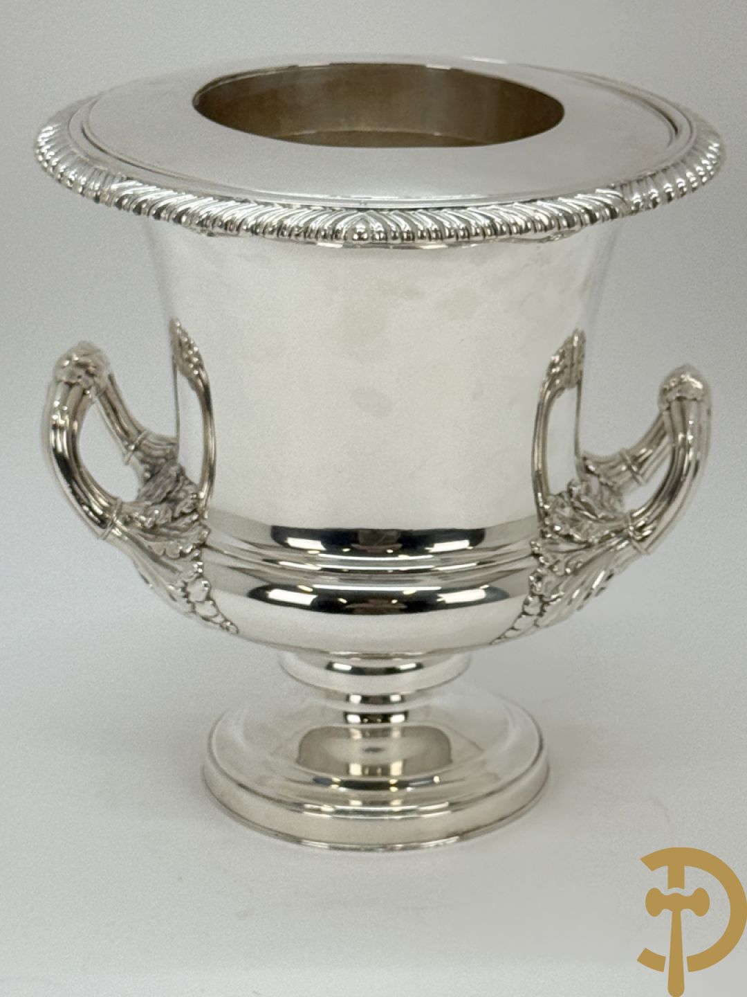 Verzilverde champagne emmer met 2 oren en embleem van larierkrans